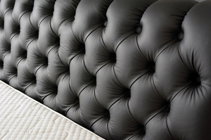 Stylowe łóżko tapicerowane do sypialni MORINO z zagłówkiem w stylu Chesterfield