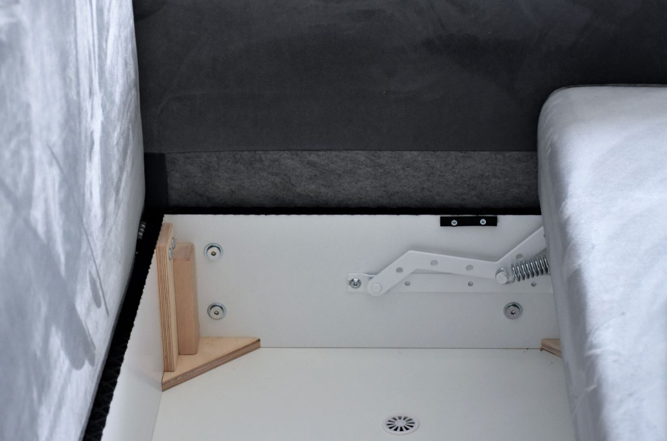 Elegancka 3-osobowa sofa BONA w angielskim stylu z funkcją spania i pojemnikiem na pościel