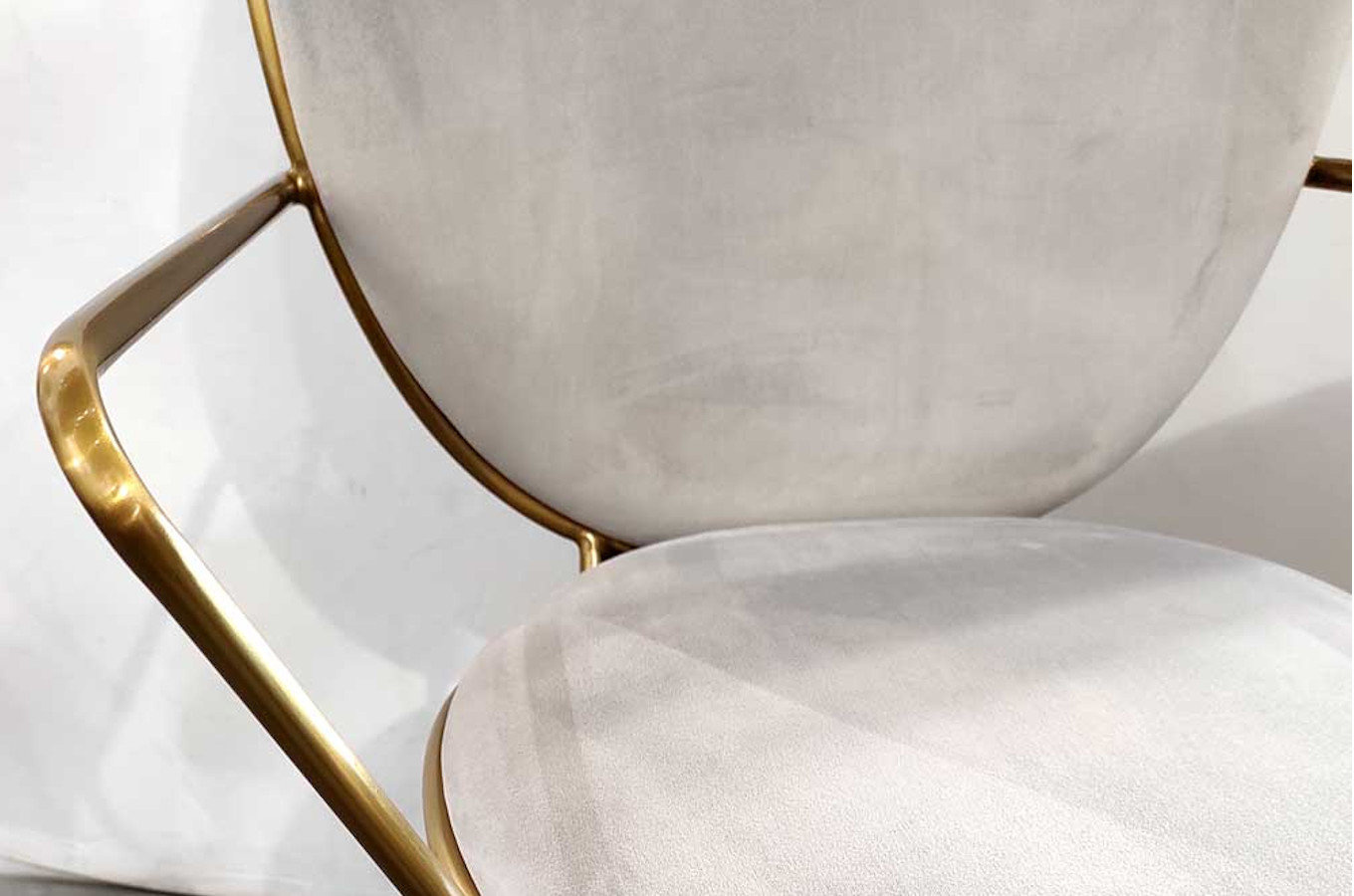 Szare tapicerowane krzesło na złotych nogach DELICATE GREY