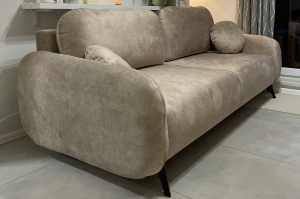 Nowoczesna sofa o obłym kształcie MOMO z funkcją spania i pojemnikiem na pościel / szerokość 222 cm