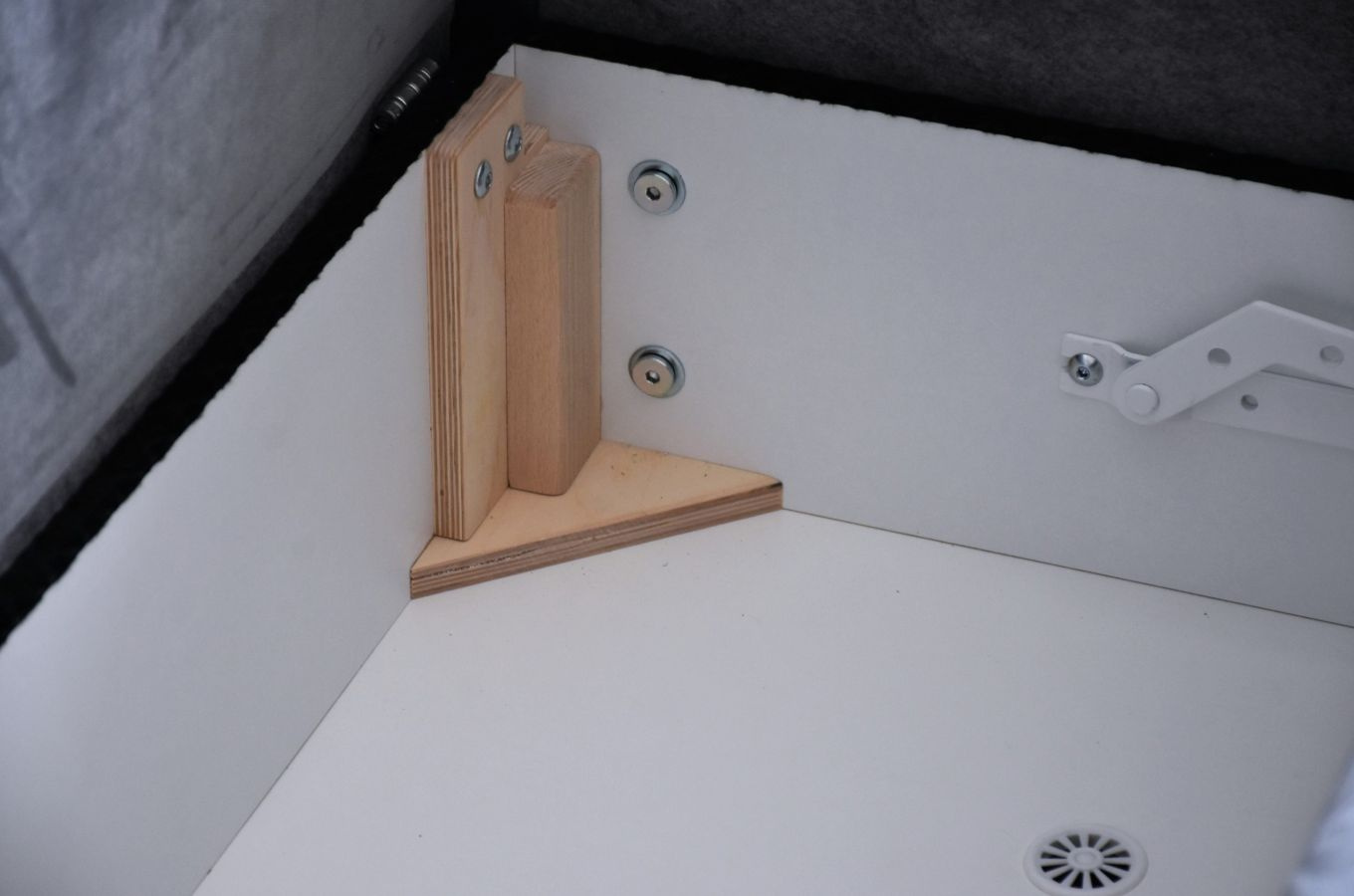 Elegancka 3-osobowa sofa BONA w angielskim stylu z funkcją spania i pojemnikiem na pościel