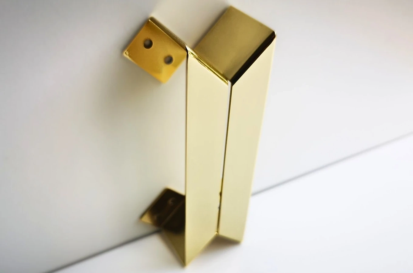 Złoty uchwyt skośny DEMI / komplet