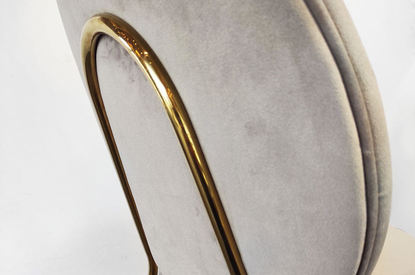 Beżowe tapicerowane krzesło na złotych nogach RUOTE MARRONE