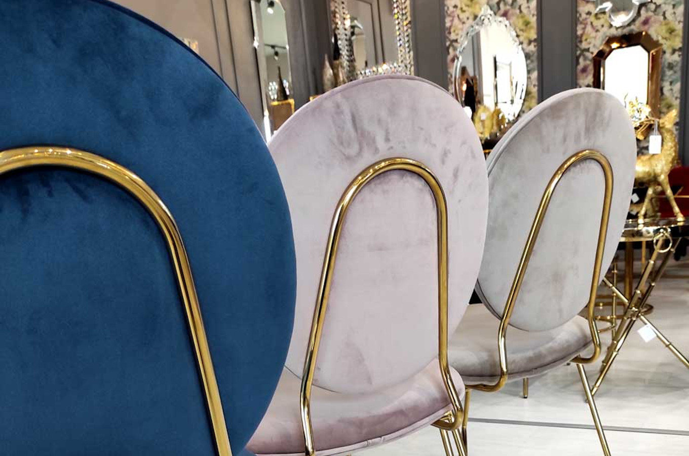 Beżowe tapicerowane krzesło na złotych nogach RUOTE MARRONE