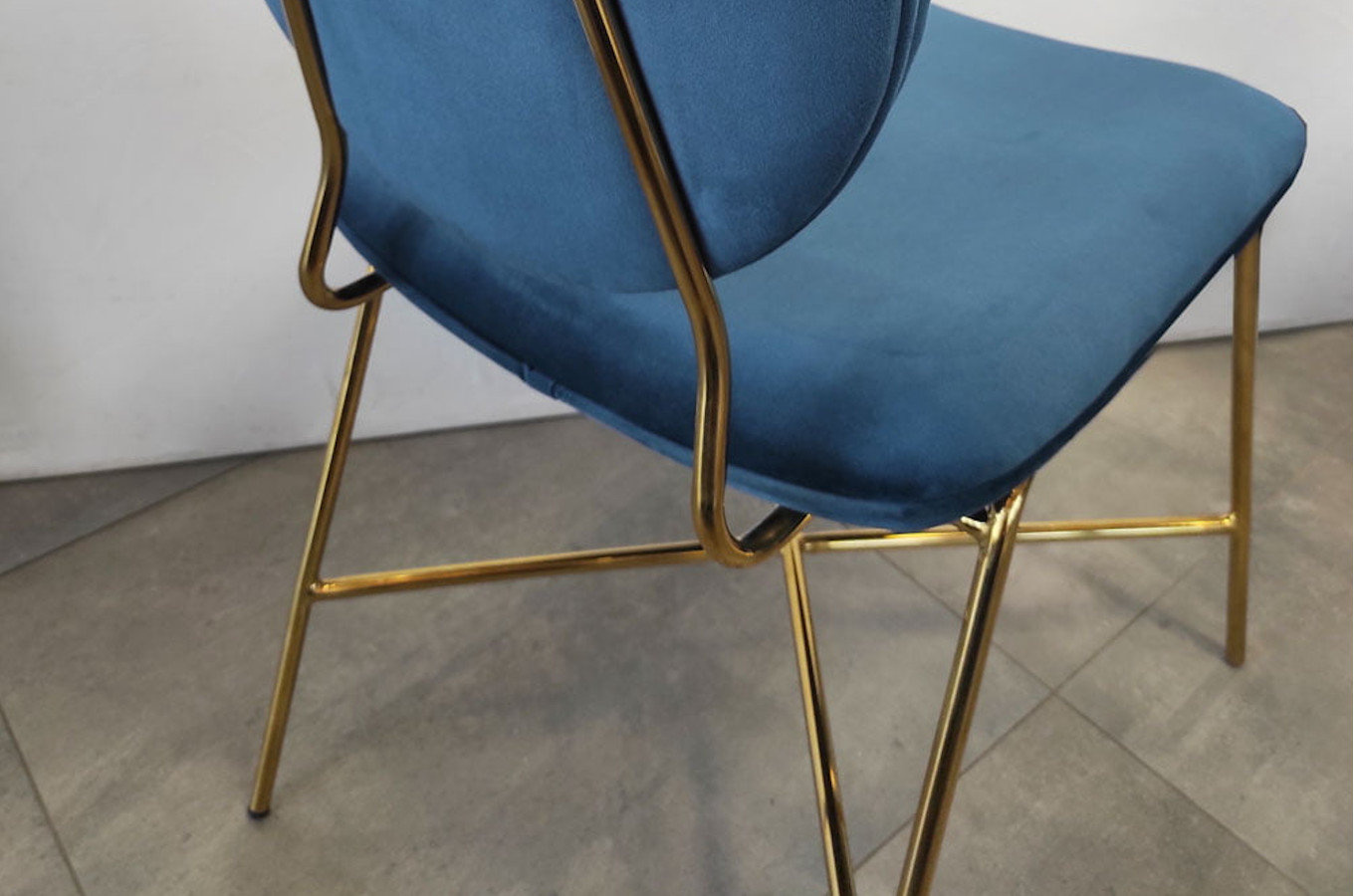 Granatowe tapicerowane krzesło na złotych nogach RUOTE BLU