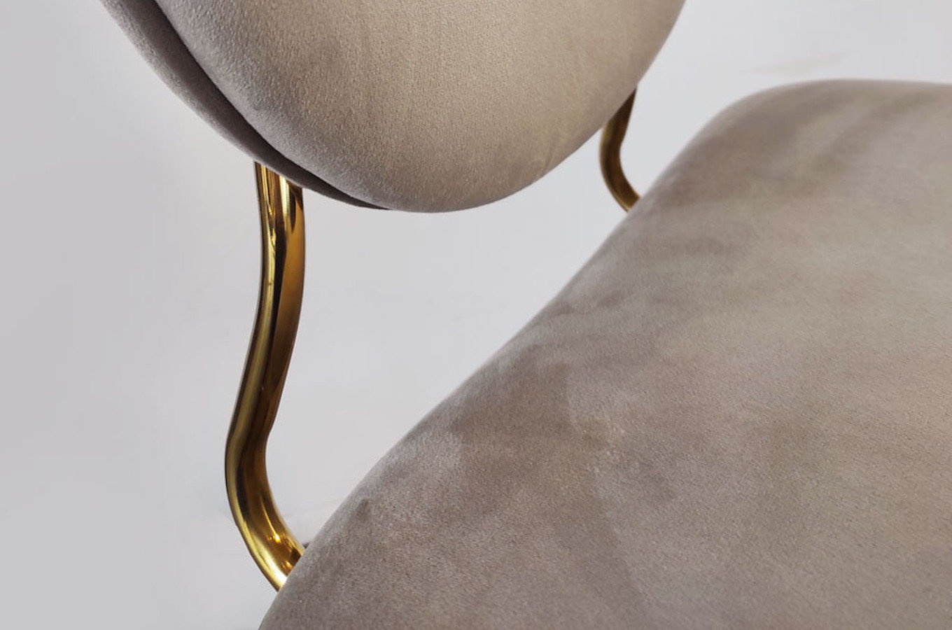 Beżowe tapicerowane krzesło na złotych nogach RUOTE MARRONE