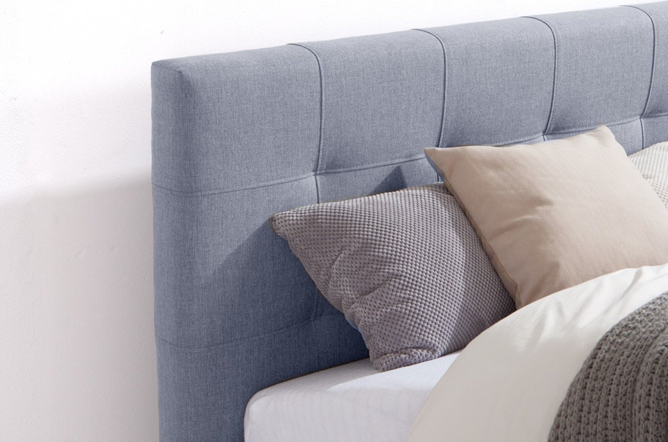 Klasyczne łóżko tapicerowane do sypialni ARIANNA z przeszyciami na zagłówku