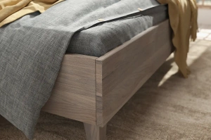 Tapicerowane łóżko drewniane dębowe Visby FRIDA z wysokim zagłówkiem / 140x200 cm, olej bielony, zagłówek French Velvet 675