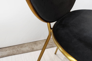 Czarne tapicerowane krzesło na złotych nogach DELICATE BLACK