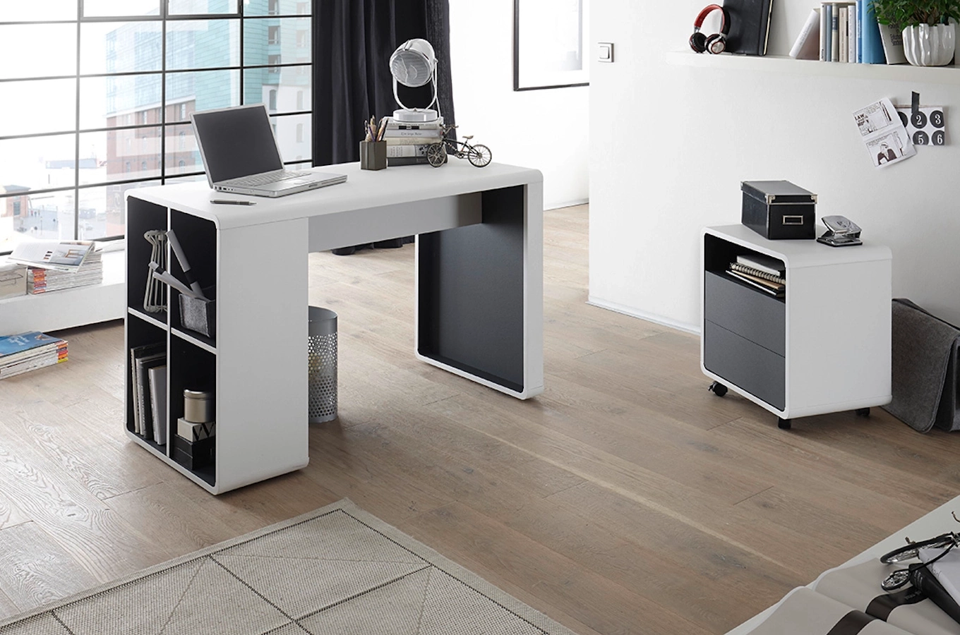 Nowoczesne białe biurko TADEO z otwartymi półkami / 119x59 cm