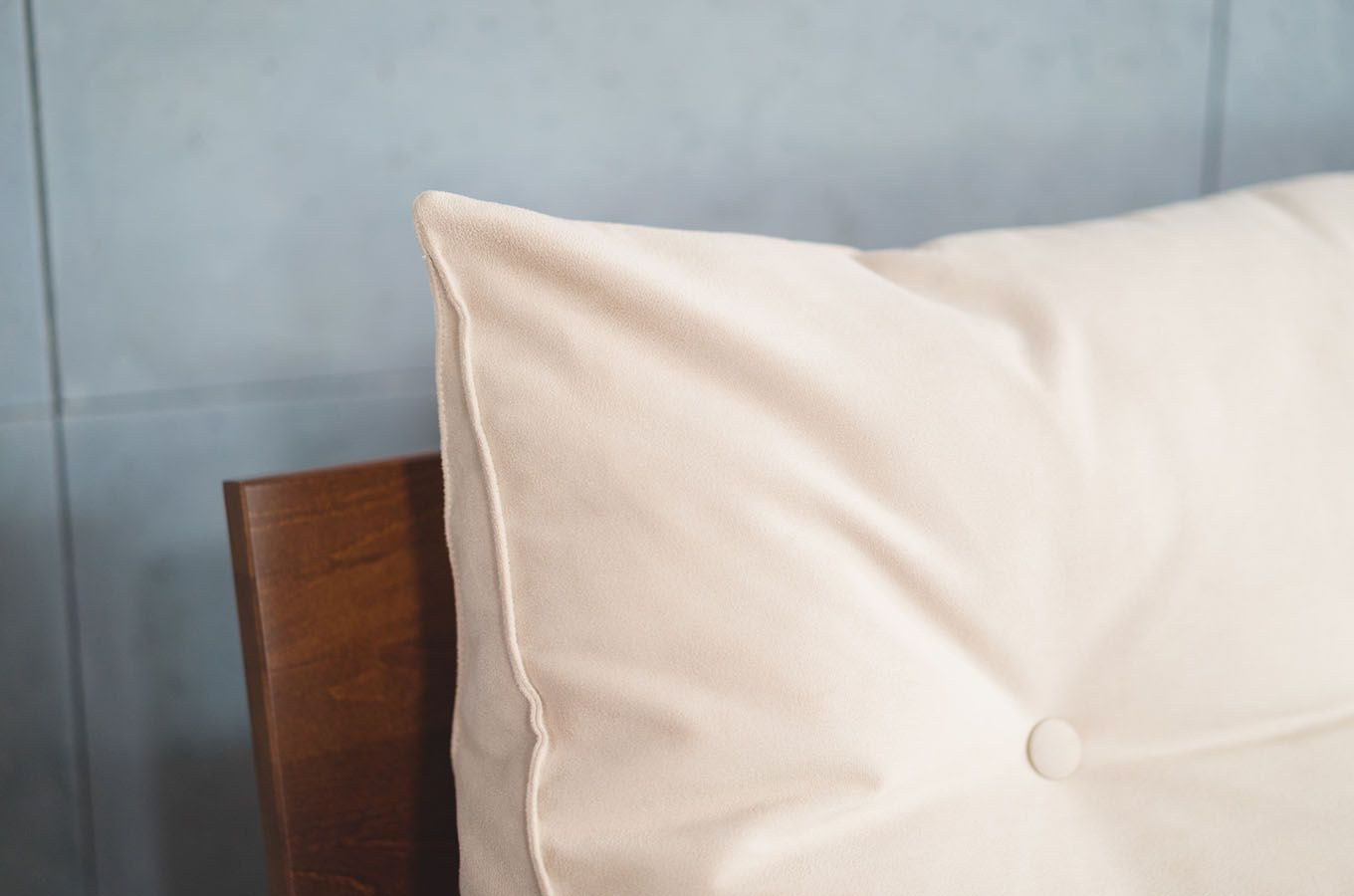 Beżowa poduszka dzienna Visby TRIANGEL 180 cm na drewniany zagłówek łóżka do sypialni / tkanina Casablanca 2302