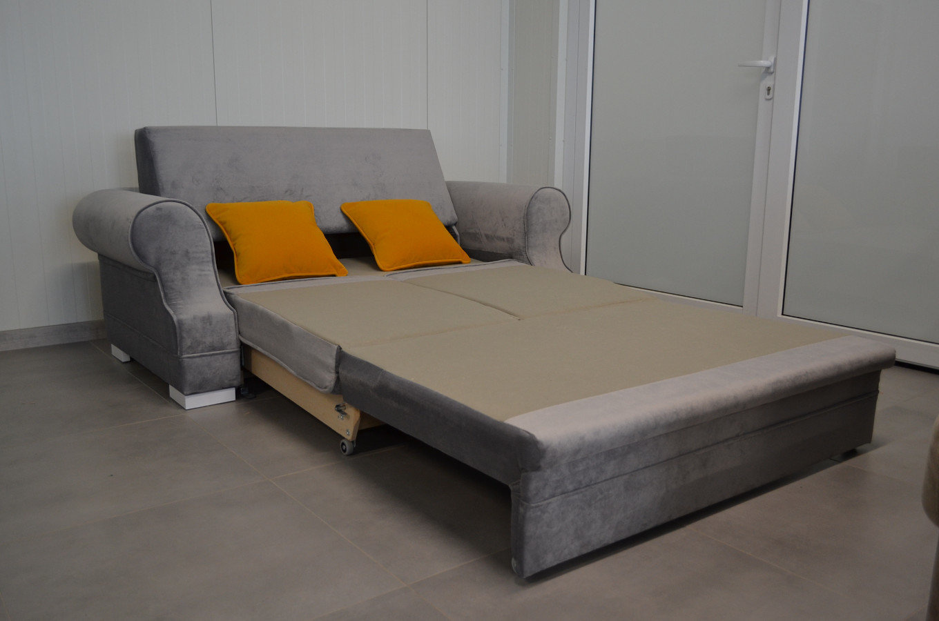 Elegancka 2-osobowa sofa GENEVA w angielskim stylu z funkcją spania i pojemnikiem na pościel