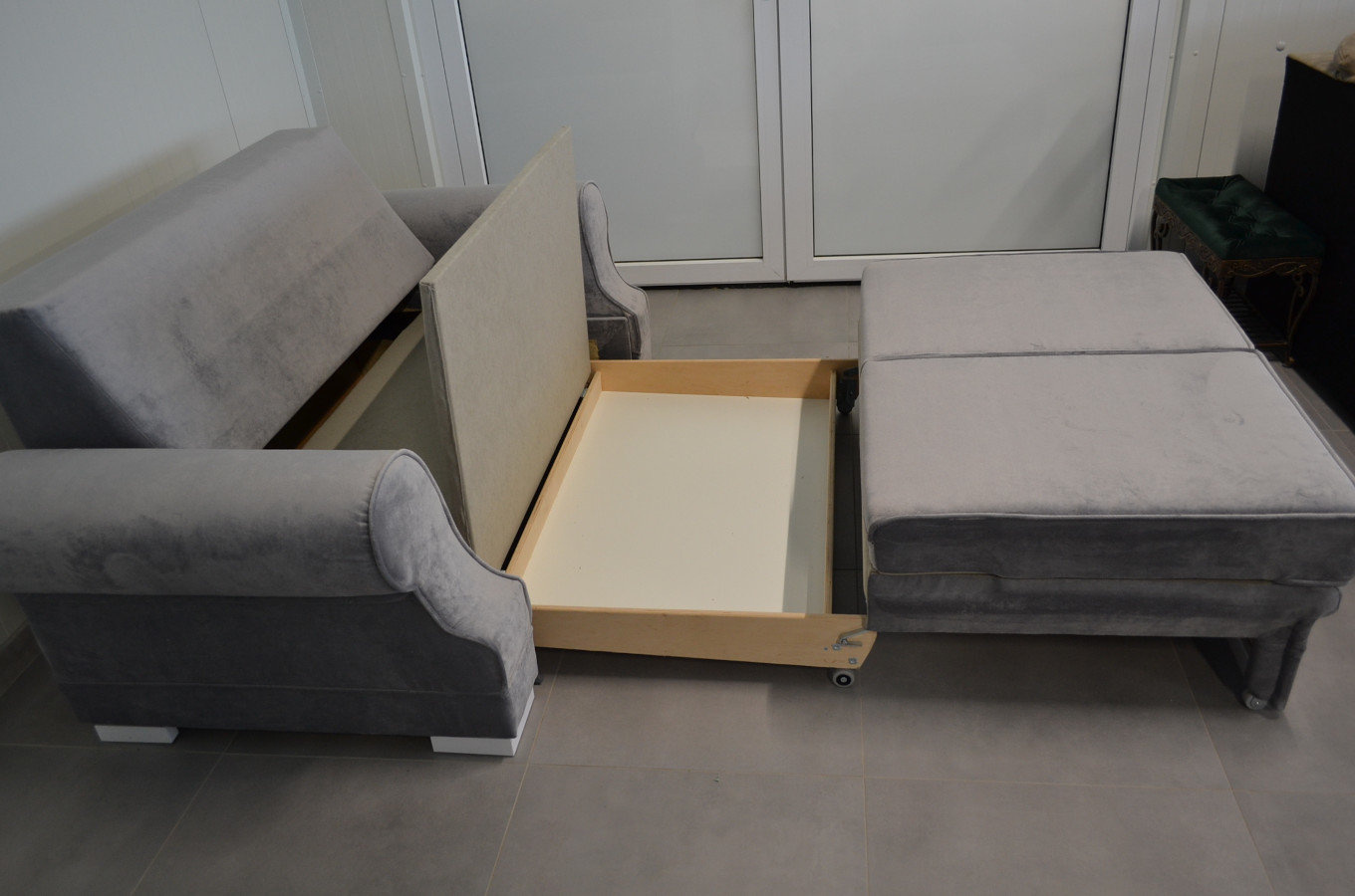 Elegancka 2-osobowa sofa GENEVA w angielskim stylu z funkcją spania i pojemnikiem na pościel