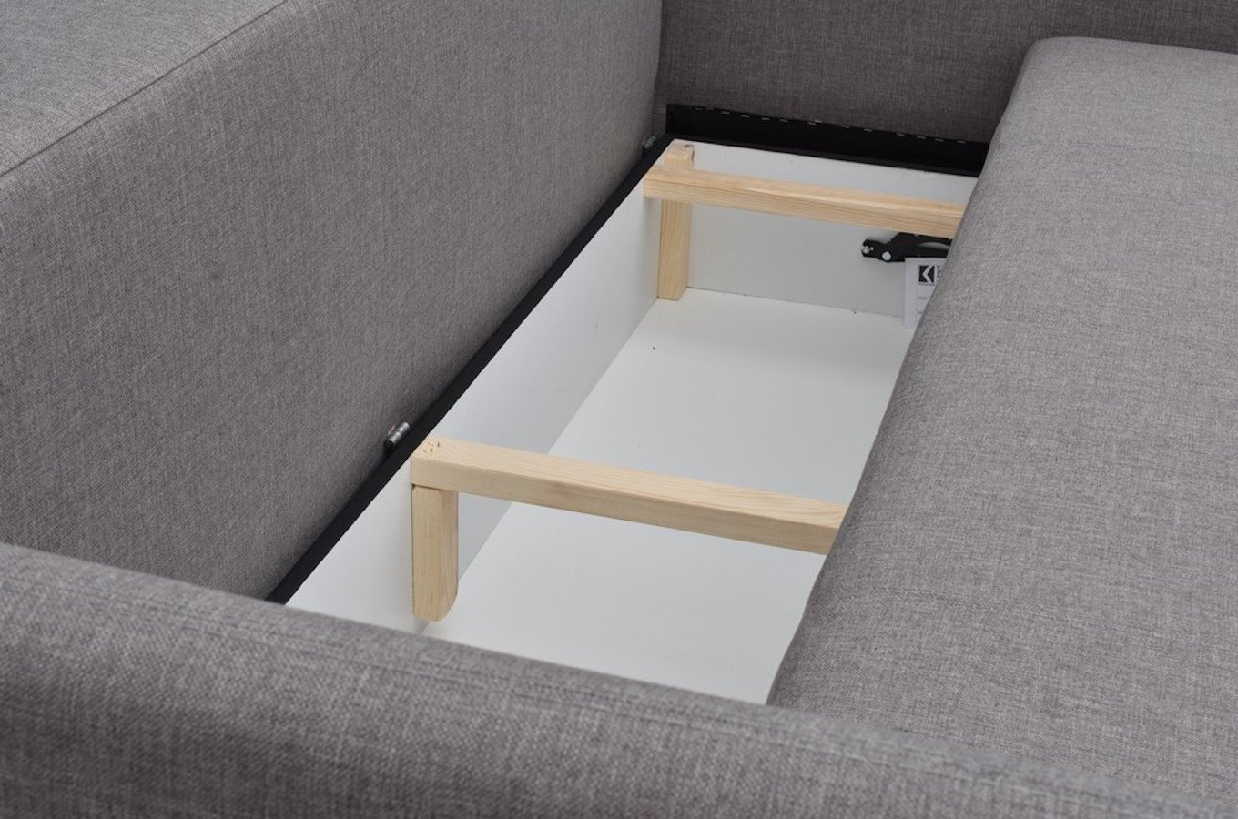 Nowoczesna rozkładana sofa JUAN z pojemnikiem na pościel