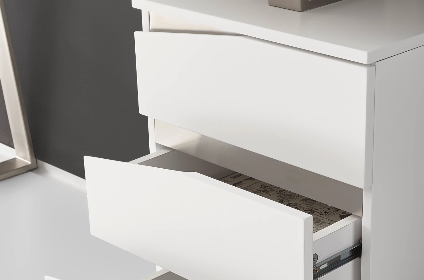 Nowoczesne białe biurko z szufladami TORI II / 150x67 cm