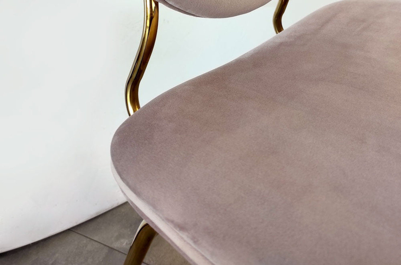 Różowe tapicerowane krzesło na złotych nogach RUOTE ROSA