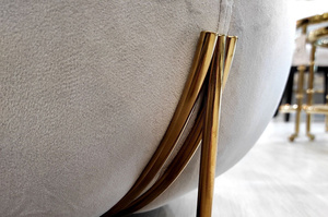 Szary duży puf SPLENDORE na złotych nogach