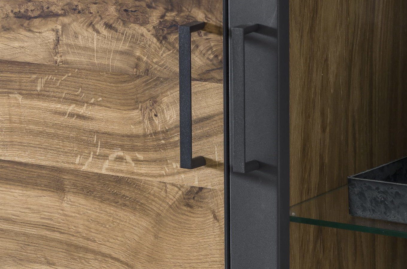 Nowoczesna dębowa witryna ze szklanymi drzwiami TURID 2S2D / szer. 97,5 cm