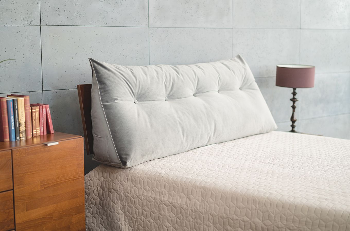 Szara poduszka dzienna Visby TRIANGEL na drewniany zagłówek łóżka do sypialni / tkanina French Velvet 666