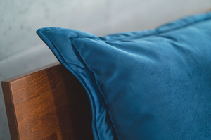 Granatowa poduszka dzienna Visby MJUKA na drewniany zagłówek łóżka do sypialni / tkanina French Velvet 670