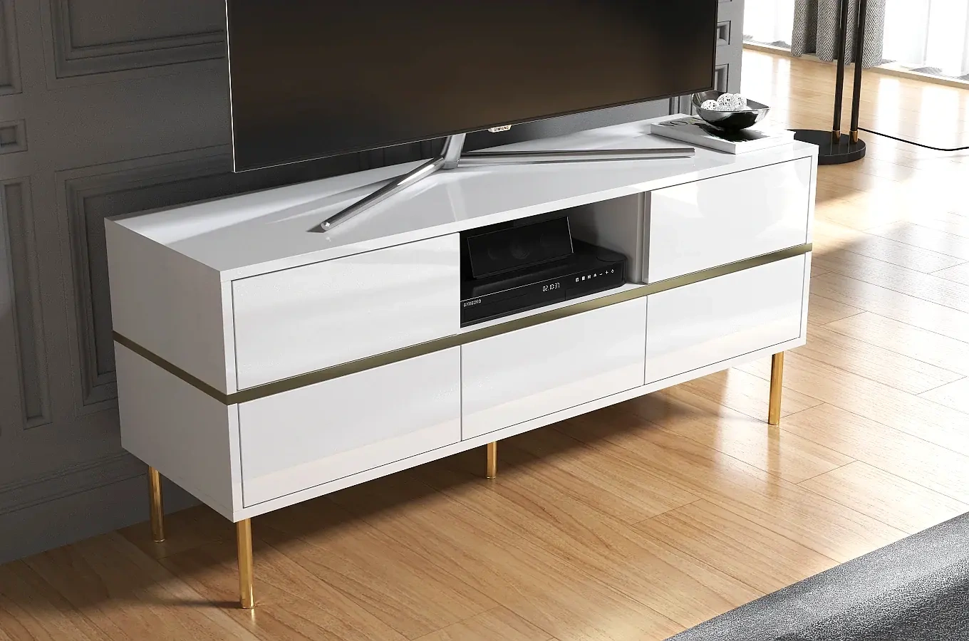 Elegancka biała komoda RTV Dancan MARIKA ze złotymi dodatkami / szer. 137,5 cm