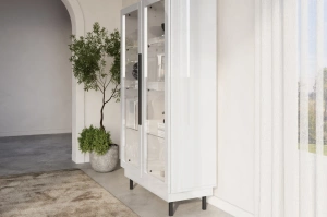 Elegancka biała witryna Dancan ARTEMISA ze złotymi dodatkami / szer. 100 cm