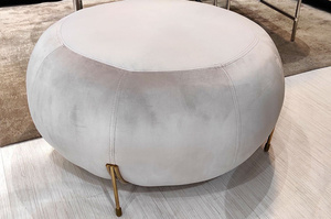 Szary duży puf SPLENDORE na złotych nogach
