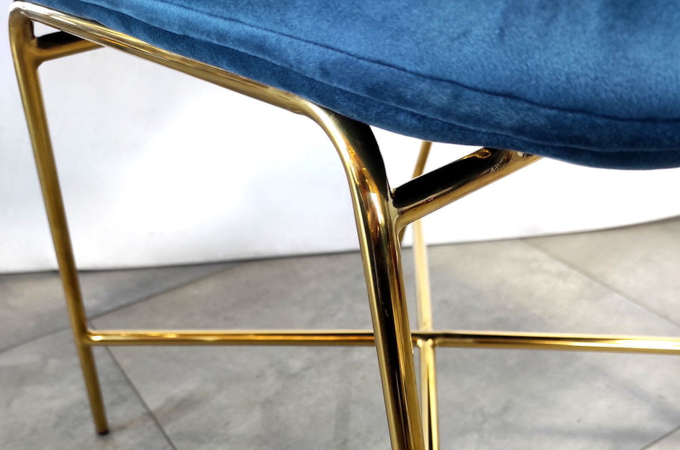 Granatowe tapicerowane krzesło na złotych nogach RUOTE BLU