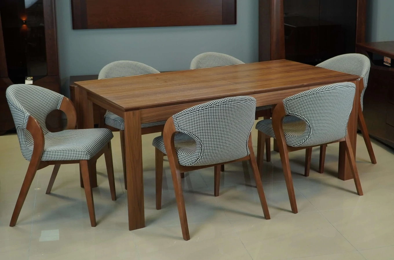 Eleganckie krzesło tapicerowane 877 w stylu retro