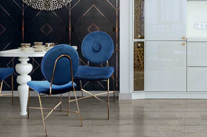 Granatowe tapicerowane krzesło na złotych nogach RUOTE BLU