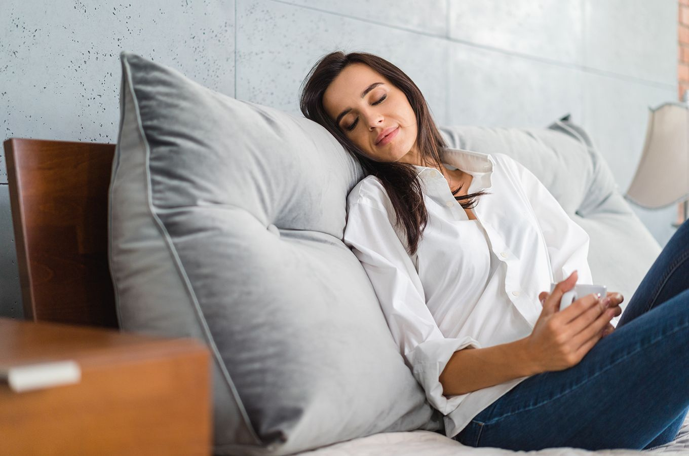 Szara poduszka dzienna Visby TRIANGEL 120 cm na drewniany zagłówek łóżka do sypialni / tkanina French Velvet 666