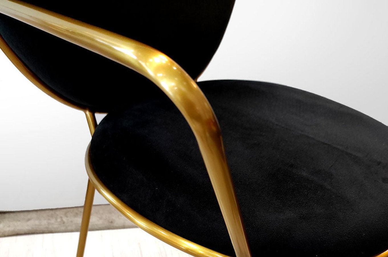 Czarne tapicerowane krzesło na złotych nogach DELICATE BLACK