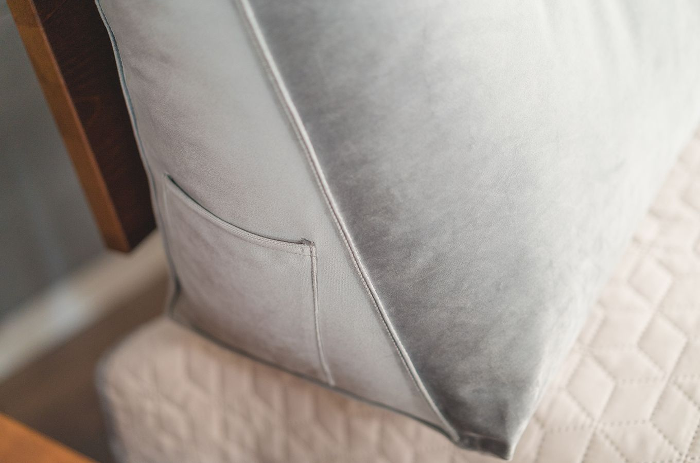 Szara poduszka dzienna Visby TRIANGEL 180 cm na drewniany zagłówek łóżka do sypialni / tkanina French Velvet 666