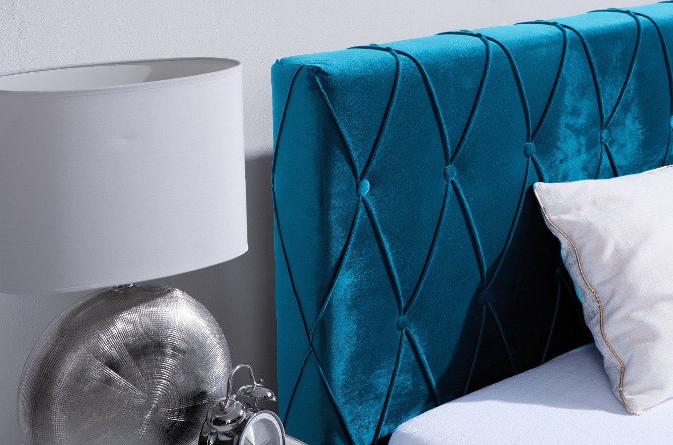 Klasyczne łóżko tapicerowane do sypialni BIANCA pikowane guzikami wzór karo