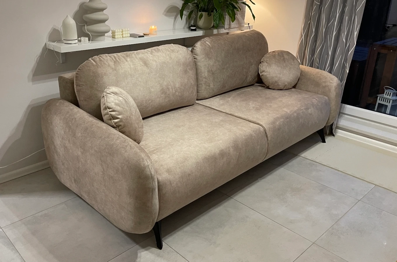 Nowoczesna sofa o obłym kształcie MOMO z funkcją spania i pojemnikiem na pościel / szerokość 222 cm