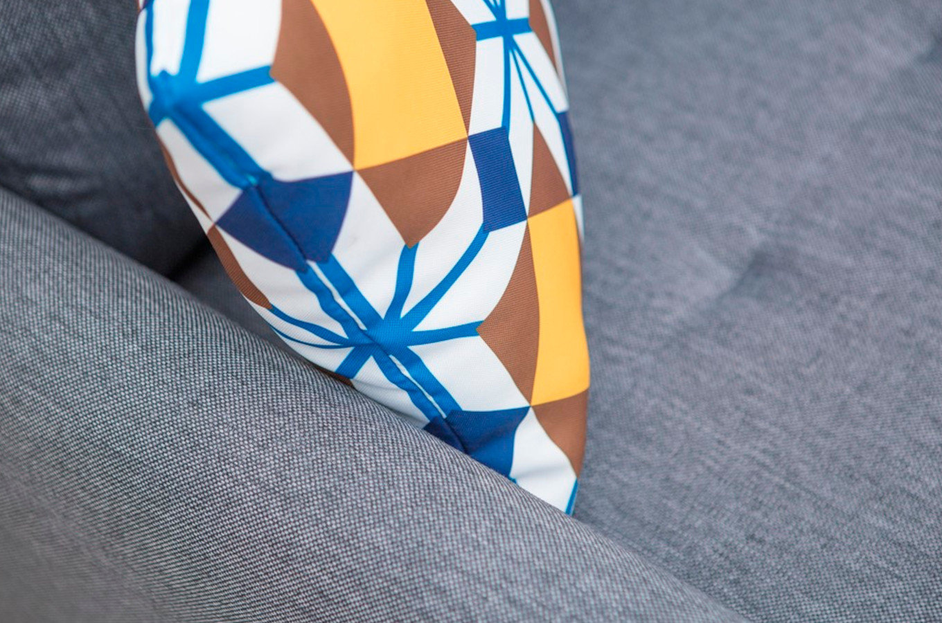 Rozkładany narożnik FIESTA z pojemnikiem na pościel w skandynawskim stylu