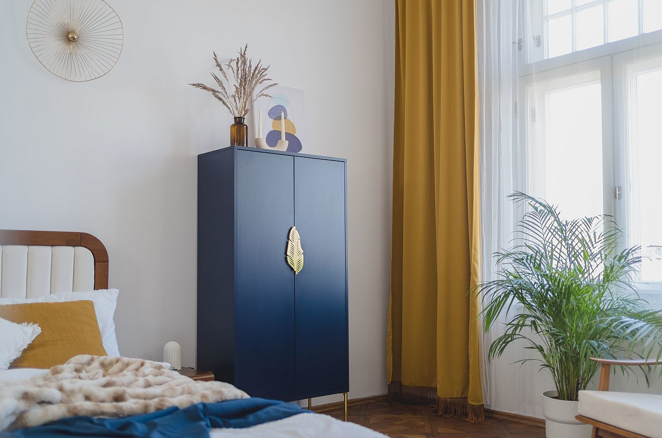 Wysoka granatowa komoda ze złotymi dodatkami Skandica MERLIN / szer. 80 cm