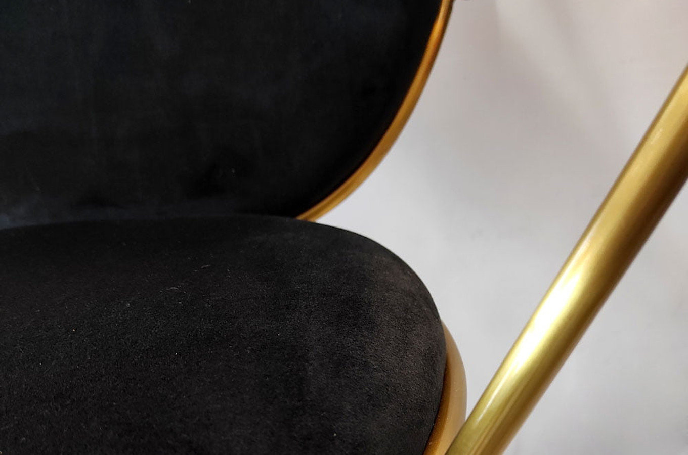 Czarne tapicerowane krzesło na złotych nogach DELICATE BLACK