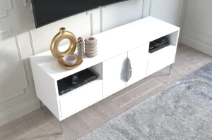 Biała komoda RTV Skandica MERLIN ze srebrnymi dodatkami / szer. 138 cm