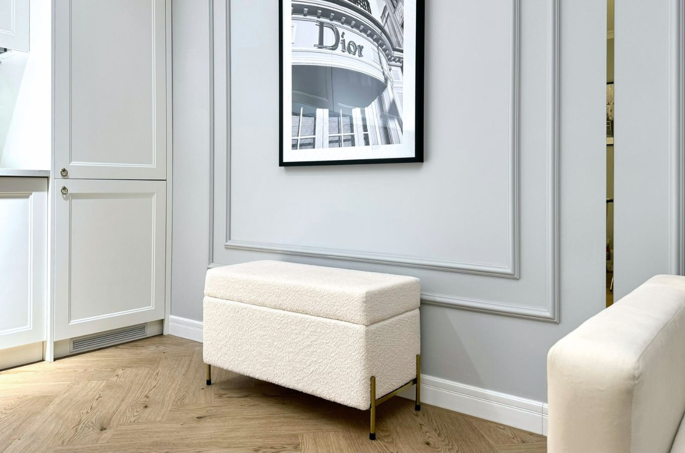 Tapicerowana ławka Dancan BORGO w tkaninie boucle z pojemnikiem, na złotych metalowych nogach