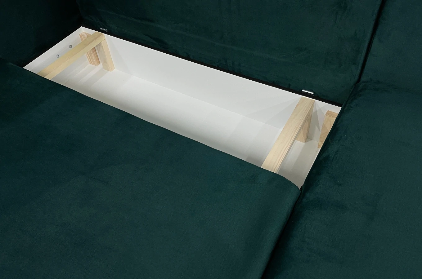 Nowoczesny narożnik SELAVI z funkcją spania i pojemnikiem na pościel