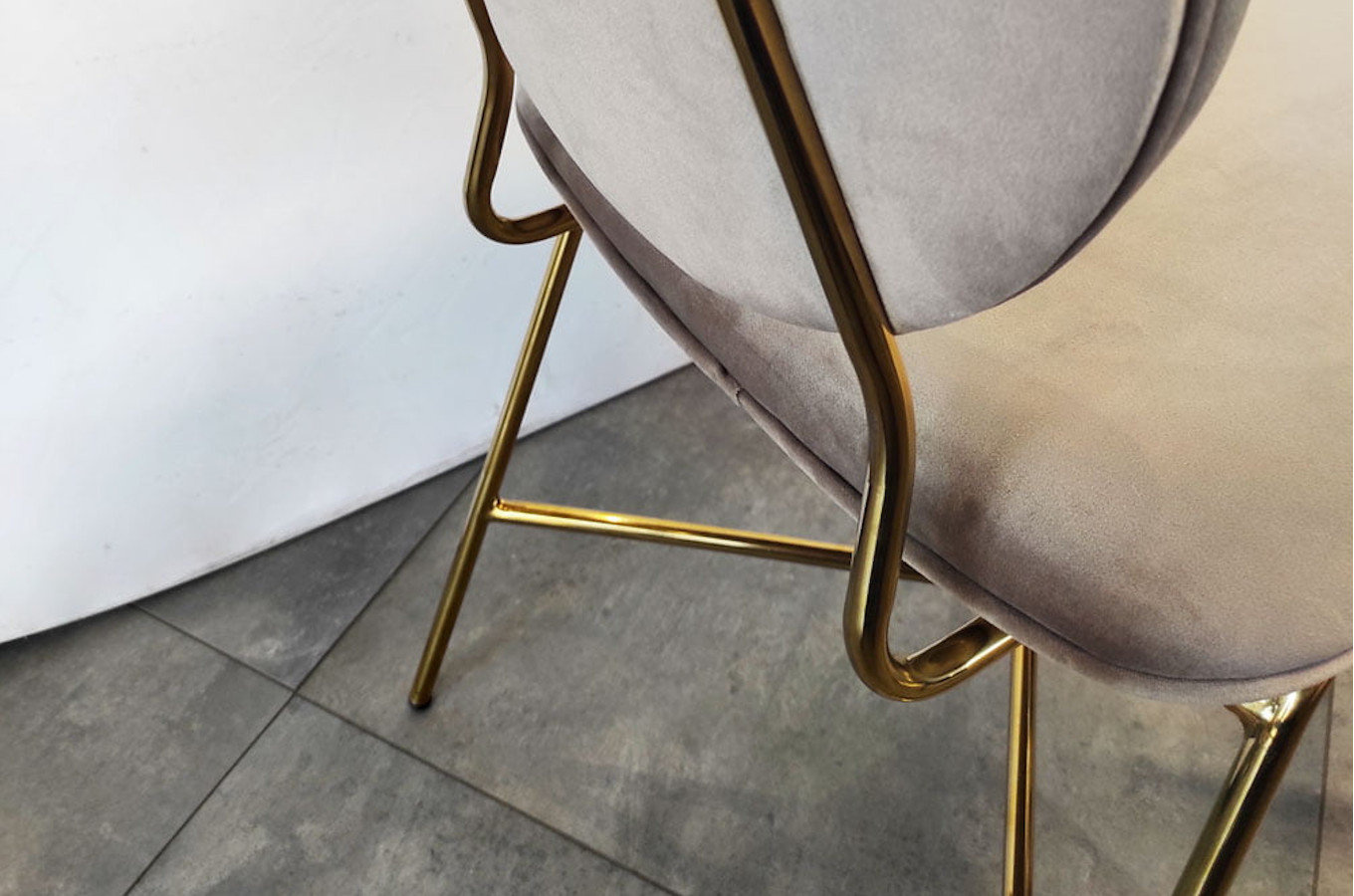 Beżowe tapicerowane krzesło na złotych nogach RUOTE MARRONE
