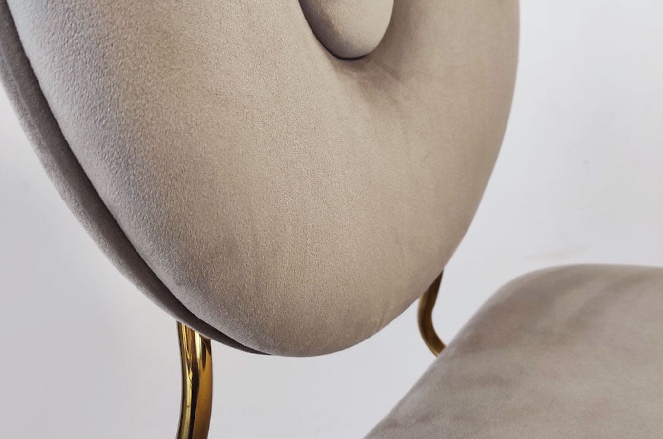 Beżowe tapicerowane krzesło na złotych nogach RUOTE MARRONE