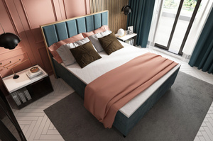 Tapicerowane łóżko kontynentalne LONDON z zagłówkiem z pionowymi przeszyciami i elementami drewna