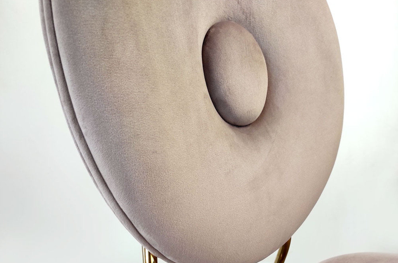 Różowe tapicerowane krzesło na złotych nogach RUOTE ROSA