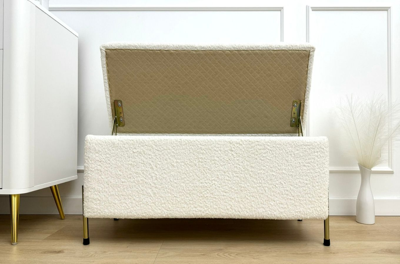 Tapicerowana ławka Dancan BORGO w tkaninie boucle z pojemnikiem, na złotych metalowych nogach