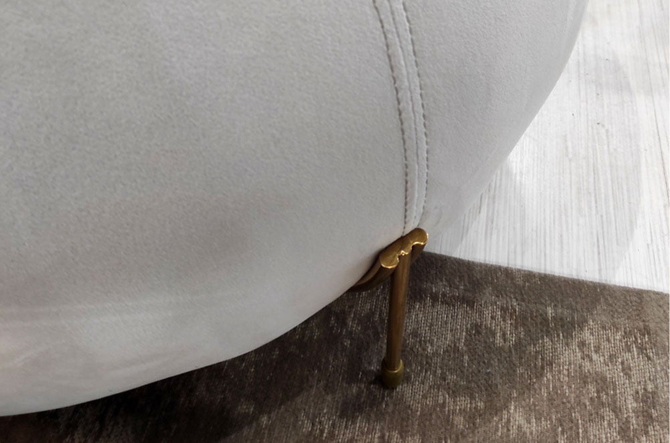 Szary duży puf SPLENDORE na złotych nogach