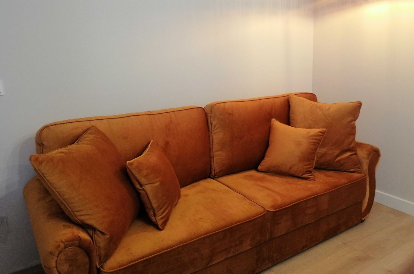 Elegancka 3-osobowa sofa BONA w angielskim stylu z funkcją spania i pojemnikiem na pościel