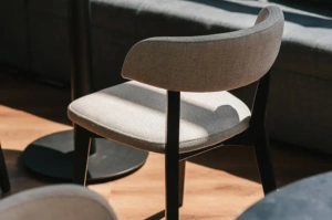 Drewniane krzesło 938 z tapicerowanym siedziskiem