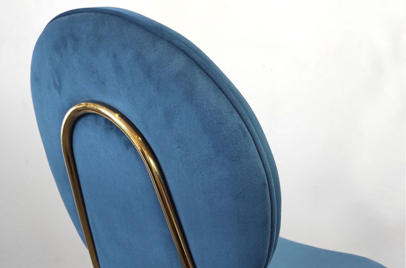 Granatowe tapicerowane krzesło na złotych nogach RUOTE BLU